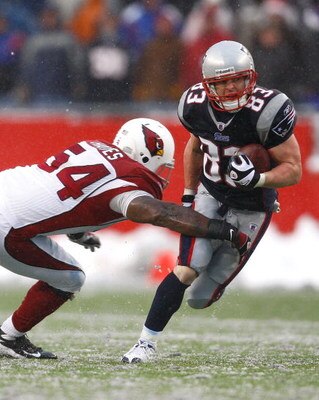 FOXBORO, MA - DECEMBER 21:  Wes Welker #83 of the New England Patriots gains yards against the defense of Gerald Hayes #54 of the Arizona Cardinals at Gillette Stadium on December 21, 2008 in Foxboro, Massachusetts. The Patriots won 47-7. (Photo by Jim Ro