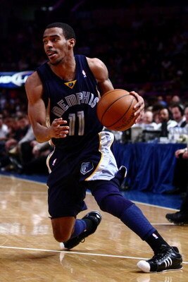 NEW YORK - JANUARY 23:  Mike Conley #11 of the Memphis Grizzlies dribbles the ball during the game against the New York Knicks at Madison Square Garden January 23, 2009 in New York City. NOTE TO USER: User expressly acknowledges and agrees that, by downlo