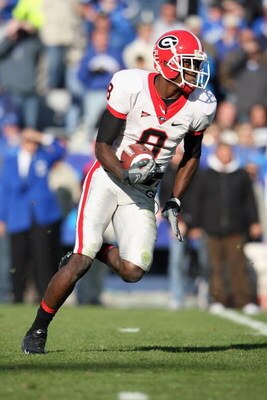 LEXINGTON, KY - NOVEMBER 8:  A.J. Green #8 of the Georgia Bulldogs runs with the ball during the game against the Kentucky Wildcats at Commonwealth Stadium on November 8, 2008 in Lexington, Kentucky. (Photo by Andy Lyons/Getty Images)