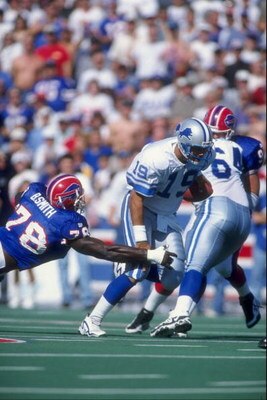 5 Oct 1997:  Quarterback Scott Mitchell #19 of the Detroit Lions in action during the Lions 22-13 loss to the Buffalo Bills at Rich Stadium in Orchard Park, New York. Mandatory Credit: Robert Laberge  /Allsport