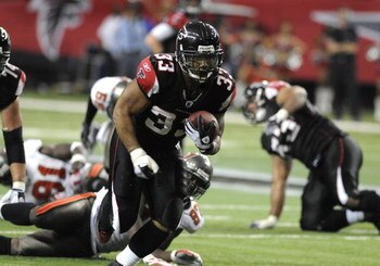 ATLANTA - DECEMBER 14: Running back Michael Turner #33 of the Atlanta Falcons rushes upfield against the Tampa Bay Buccaneers  at the Georgia Dome on December 14, 2008 in Atlanta, Georgia.  (Photo by Al Messerschmidt/Getty Images) 