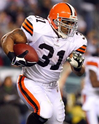 PHILADELPHIA - DECEMBER 15:  Jamal Lewis #31 of the Cleveland Browns runs the ball against the Philadelphia Eagles on December 15, 2008 at Lincoln Financial Field in Philadelphia, Pennsylvania.  (Photo by Jim McIsaac/Getty Images)