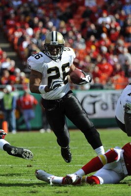 KANSAS CITY, MO - NOVEMBER 16:  Deuce McAlister #26 of the  New Orleans Saints runs for yardage against the Kansas City Chiefs on November 16, 2008 at Arrowhead Stadium in Kansas City, Missouri.  (Photo by G. Newman Lowrance/Getty Images)