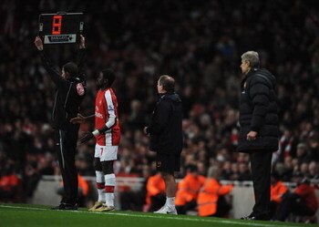 LONDON - DECEMBER 21:  Arsene Wenger manager of Arsenal looks on as Emmanuel Eboue (2L) comes on as a substitute during the Barclays Premier League match between Arsenal and Liverpool at the Emirates Stadium on December 21, 2008 in London, England.  (Phot