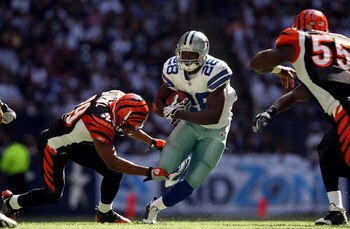IRVING, TX - OCTOBER 05: Running back Felix Jones #28 of the Dallas Cowboys runs past Leon Hall #29 of the Cincinnati Bengals at Texas Stadium on October 5, 2008 in Irving, Texas. (Photo by Ronald Martinez/Getty Images)