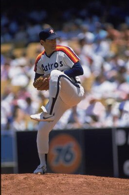 1985:  Right hander Nolan Ryan of the Houston Astros pitches the ball during a MLB (Major League Baseball) game against the Los Angeles Dodgers in 1985.  (Photo by Bud Symes /Getty Images)  