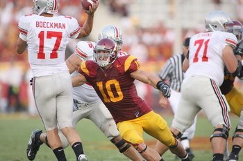 LOS ANGELES - SEPTEMBER 13:  Brian Cushing #10 of the USC Trojans rushes against Todd Boeckman #17 of the Ohio State Buckeyes on September 13, 2008 at the Los Angeles Memorial Coliseum in Los Angeles, California.  USC won 35-3.  (Photo by Jeff Golden/Gett