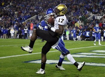 LEXINGTON, KY - NOVEMBER 15:  D.J. Moore #17 of the Vanderbilt Commodores catches a touchdown pass during the game against the Kentucky Wildcats on November 15, 2008 at Commonwealth Stadium in Lexington, Kentucky.  (Photo by Andy Lyons/Getty Images)