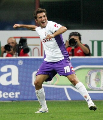MILAN, ITALY - SEPTEMBER 03:  Adrian Mutu of Fiorentina celebrates after scoring the first goal during a Serie A match between AC Milan and Fiorentina at the Stadio Giuseppe Meazza on September 03, 2007 in Milan, Italy. (Photo by NewPress/Getty Images)