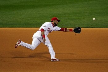 PHILADELPHIA - OCTOBER 27:  Pedro Feliz #7 of the Philadelphia Phillies can't reach a ball hit by B.J. Upton #2 the Tampa Bay Rays which short stop Jimmy Rollins did make a play on and threw on to first to force out Upton during the top of the fourth inni