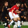 MANCHESTER, UNITED KINGDOM - OCTOBER 02:  Daniele De Rossi of AS Roma (L) challenges Michael Carrick of Manchester United during the UEFA Champions League Group F match between Manchester United and AS Roma at Old Trafford on October 2, 2007 in Manchester