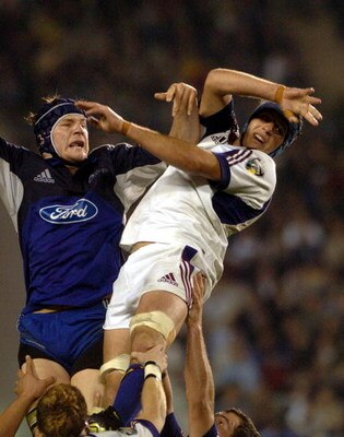UNSPECIFIED - MAY 08:  Blues lock Ali Williams (L) and Simon Maling compete for lineout ball during the Gordon Hunter Memorial Trophy/ Super12 match won 5022 by the Blues over the Highlanders at Eden Park, Saturday may 08, 2004.  (Photo by Ross Land/Getty