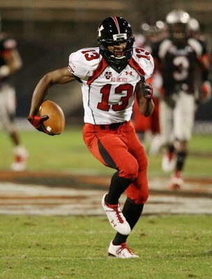 ORLANDO, FL - JANUARY 04:  Wide receiver Keenan Davis #13 of the white team looks for room to run after making a catch in the All America Under Armour Football Game at Florida Citrus Bowl on January 4, 2009 in Orlando, Florida.  (Photo by Doug Benc/Getty 