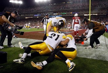TAMPA, FL - FEBRUARY 01:  Teammates of Santonio Holmes #10 of the Pittsburgh Steelers jump on Holmes after he catches a 6-yard touchdown pass in the fourth quarter against the Arizona Cardinals during Super Bowl XLIII on February 1, 2009 at Raymond James 