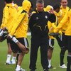 COBHAM, UNITED KINGDOM - APRIL 27:  Guus Hiddink, manager of Chelsea, speaks to his players during the Chelsea Training session at the Chelsea Training Ground on April 27, 2009 in Cobham, England.  (Photo by Ryan Pierse/Getty Images)