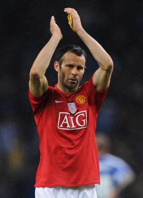PORTO, PORTUGAL - APRIL 15:  Ryan Giggs of Manchester United salutes the fans after the UEFA Champions League Quarter Final second leg match between FC Porto and Manchester United at the Estadio do Dragao on April 15, 2009 in Porto, Portugal.  (Photo by S