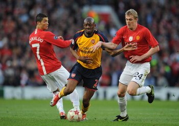 MANCHESTER, ENGLAND - APRIL 29:  Abou Diaby of Arsenal battles for the ball with Darren Fletcher of Manchester United during the UEFA Champions League Semi Final First Leg match between Manchester United and Arsenal at Old Trafford on April 29, 2009 in Ma