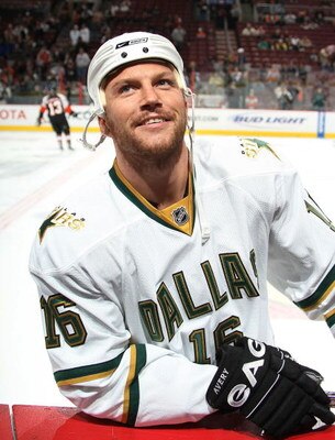 PHILADELPHIA - NOVEMBER 24: Sean Avery #16 of the Dallas Stars chats with fans during warmups prior to his game against the Philadelphia Flyers on November 24, 2008 at the Wachovia Center in Philadelphia, Pennsylvania. (Photo by Bruce Bennett/Getty Images