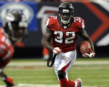 ATLANTA - NOVEMBER 9: Running back Jerious Norwood #32 of the Atlanta Falcons rushes for a touchdown against the New Orleans Saints at the Georgia Dome on November 9, 2008 in Atlanta, Georgia.  (Photo by Al Messerschmidt/Getty Images)