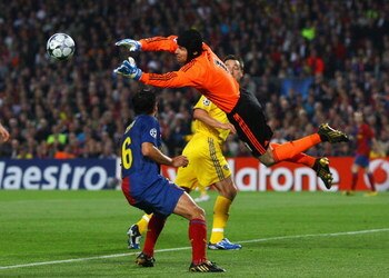 BARCELONA, SPAIN - APRIL 28: Goalkeeper Petr Cech of Chelsea jumps to claim a ball from Xavi Hernandez of Barcelona during the UEFA Champions League Semi Final First Leg match between Barcelona and Chelsea at the Nou Camp Stadium on April 28, 2009 in Barc