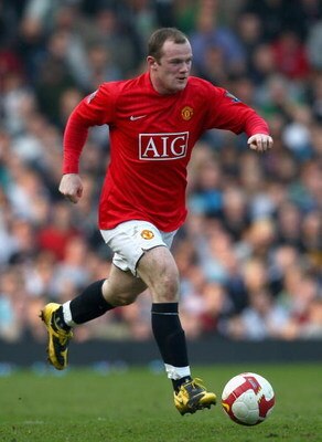 LONDON - MARCH 21:  Wayne Rooney of Manchester United runs with the ball during the Barclays Premier League match between Fulham and Manchester United at Craven Cottage on March 21, 2009 in London, England.  (Photo by Ryan Pierse/Getty Images)