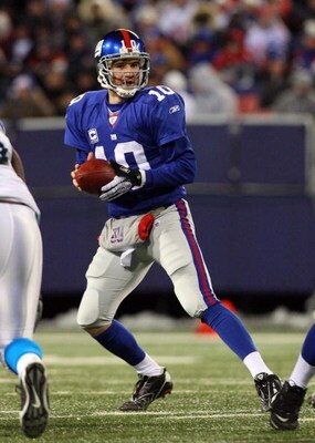 EAST RUTHERFORD, NJ - DECEMBER 21:  Eli Manning #10 of the New York Giants throws a pass against the Carolina Panthers on December 21, 2008 at Giants Stadium in East Rutherford, New Jersey.  (Photo by Jim McIsaac/Getty Images)