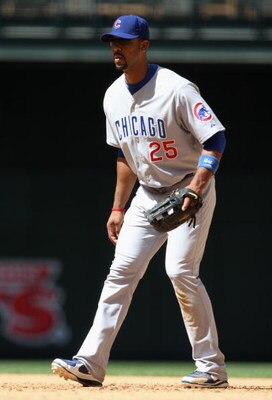 PHOENIX - APRIL 29:  Infielder Derrek Lee #25 of the Chicago Cubs in action during the game against the Arizona Diamondbacks at Chase Field on April 29, 2009 in Phoenix, Arizona. The Diamondbacks defeated the Cubs 10-0.  (Photo by Christian Petersen/Getty
