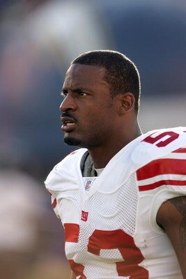 SAN DIEGO - SEPTEMBER 25:  Reggie Torbor #53 of the New York Giants looks on against the San Diego Chargers on September 25, 2005 at Qualcomm Stadium in San Diego, California.  The Chargers won 45-23.  (Photo by Stephen Dunn /Getty Images)