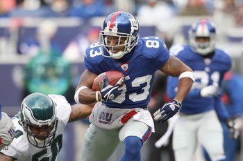EAST RUTHERFORD, NJ - DECEMBER 7:  Sinorice Moss #83 of the New York Giants carries the ball against the Philadelphia Eagles at Giants Stadium on December 7, 2008 in East Rutherford, New Jersey. (Photo by Nick Laham/Getty Images)