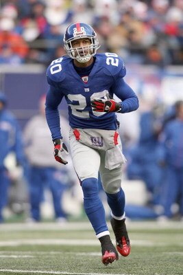 EAST RUTHERFORD, NJ - DECEMBER 7:  Michael Johnson #20 of the New York Giants runs on the field against the Philadelphia Eagles at Giants Stadium on December 7, 2008 in East Rutherford, New Jersey. (Photo by Nick Laham/Getty Images)