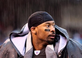 OAKLAND, CA - DECEMBER 14:  Michael Huff #24 of the Oakland Raiders looks on against the New England Patriots during an NFL game on December 14, 2008 at the Oakland-Alameda County Coliseum in Oakland, California.  (Photo by Jed Jacobsohn/Getty Images)