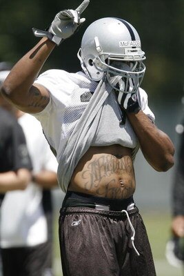 ALAMEDA, CA - JUNE 05:  Running back Darren McFadden #20 of the Oakland Raiders works out during Oakland Raiders Mini Camp on June 5, 2008 at Raiders Headquarters in Alameda, California.  (Photo by Greg Trott/Getty Images)