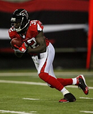 ATLANTA - DECEMBER 28:  Running back Jerious Norwood #32 of the Atlanta Falcons returns a kick against the St. Louis Rams at Georgia Dome on December 28, 2008 in Atlanta, Georgia.  (Photo by Doug Benc/Getty Images)