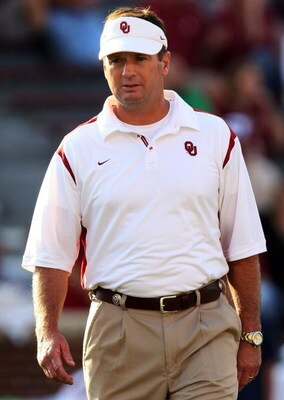 NORMAN, OK - SEPTEMBER 27:  Head coach Bob Stoops of the Oklahoma Sooners before a game against the TCU Horned Frogs at Oklahoma Memorial Stadium on September 27, 2008 in Norman, Oklahoma.  (Photo by Ronald Martinez/Getty Images)