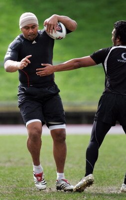 AUCKLAND, NEW ZEALAND - AUGUST 22:  All Black legend Jonah Lomu in action during a Warriors NRL training session at Mt Smart Stadium on August 22, 2007 in Auckland, New Zealand.  (Photo by Sandra Mu/Getty Images)