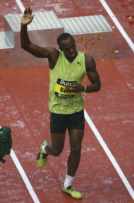 MANCHESTER, ENGLAND - MAY 17:  Usain Bolt of Jamaica waves to the crowd after his victory in the 150 metres Men's Final during the Bupa Great City Games held on Deansgate on May 17, 2009 in Manchester, England.  (Photo by Alex Livesey/Getty Images)
