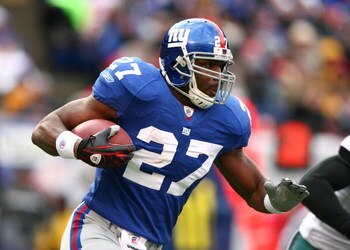 EAST RUTHERFORD, NJ - DECEMBER 07:  Brandon Jacobs #27 of the New York Giants runs against the Philadelphia Eagles on December 7, 2008 at Giants Stadium in East Rutherford, New Jersey.  (Photo by Al Bello/Getty Images)