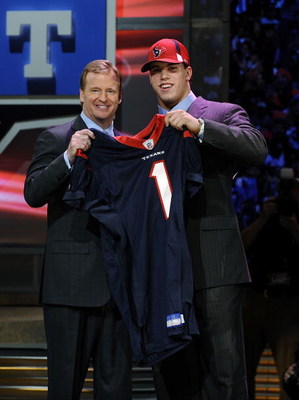 NEW YORK - APRIL 25:  NFL Commissioner Roger Goodell poses with with Houston Texans #15 draft pick Brian Cushing at Radio City Music Hall for the 2009 NFL Draft on April 25, 2009 in New York City  (Photo by Jeff Zelevansky/Getty Images)