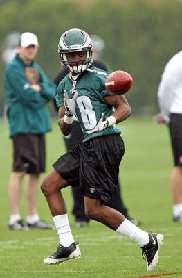PHILADELPHIA - MAY 1: First round draft pick wide receiver Jeremy Maclin #18 of the Philadelphia Eagles practices during mini camp at the NovaCare Complex on May 1, 2009 in Philadelphia, Pennsylvania.  (Photo by Hunter Martin/Getty Images)