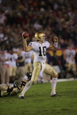 LOS ANGELES - NOVEMBER 25:  Quarterback Brady Quinn #10 of the Notre Dame Fighting Irish throws a pass against the USC Trojans at the Los Angeles Memorial Coliseum on November 25, 2006 in Los Angeles, California. USC won 44-24. (Photo by Stephen Dunn/Gett