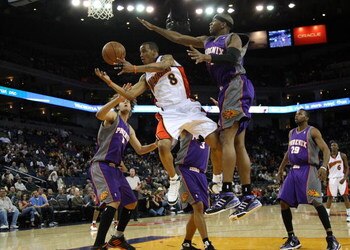 OAKLAND, CA - MARCH 15:  Monta Ellis #8 of the Golden State Warriors is defended by Stromile Swift  #4 and Robin Lopez #15 of the Phoenix Suns during an NBA game on March 15, 2009 at Oracle Arena in Oakland, California. NOTE TO USER: User expressly acknow