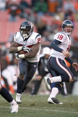 CLEVELAND - NOVEMBER 23:  Steve Slaton #20 of the Houston Texans carries the ball during the NFL game against the Cleveland Browns at Cleveland Browns Stadium on November 23, 2008 in Cleveland, Ohio.  (Photo by Andy Lyons/Getty Images)