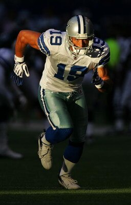 DALLAS - SEPTEMBER 15:  Wide receiver Miles Austin #19 of the Dallas Cowboys warms up before a game against the Philadelphia Eagles at Texas Stadium on September 15, 2008 in Irving, Texas.  (Photo by Ronald Martinez/Getty Images)