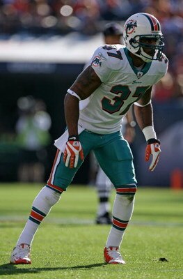 DENVER - NOVEMBER 02:  Safety Yeremiah Bell #37 of the Miami Dolphins defends against the Denver Broncos during NFL action at Invesco Field at Mile High on November 2, 2008 in Denver, Colorado. The Dolphins defeated the Broncos 26-17.  (Photo by Doug Pens