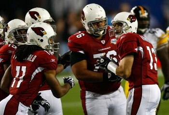 TAMPA, FL - FEBRUARY 01:  Quarterback Kurt Warner #13 of the Arizona Cardinals talks to his offense in the huddle against the Pittsburgh Steelers in Super Bowl XLIII on February 1, 2009 at Raymond James Stadium in Tampa, Florida.  (Photo by Win McNamee/Ge