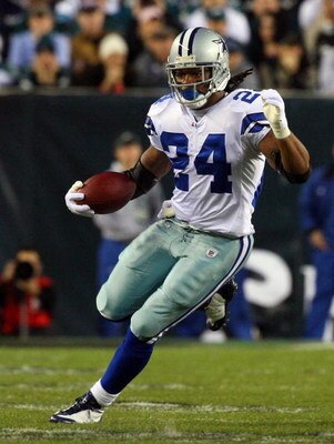 PHILADELPHIA - DECEMBER 28:  Marion Barber #24 of the Dallas Cowboys runs the ball against the Philadelphia Eagles on December 28, 2008 at Lincoln Financial Field in Philadelphia, Pennsylvania.  (Photo by Jim McIsaac/Getty Images)