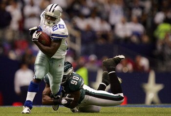 DALLAS - SEPTEMBER 15:  Running back Felix Jones #28 of the Dallas Cowboys runs the ball past Darren Howard #90 of the Philadelphia Eagles at Texas Stadium on September 15, 2008 in Irving, Texas.  (Photo by Ronald Martinez/Getty Images)