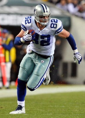 PHILADELPHIA - DECEMBER 28:  Jason Witten #82 of the Dallas Cowboys runs the ball against the Philadelphia Eagles on December 28, 2008 at Lincoln Financial Field in Philadelphia, Pennsylvania.  (Photo by Jim McIsaac/Getty Images)