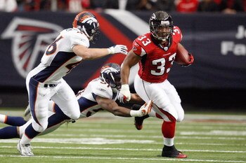 ATLANTA - NOVEMBER 16:  Michael Turner #33 of the Atlanta Falcons carries the ball during the game against the Denver Broncos at the Georgia Dome on November 16, 2008 in Atlanta, Georgia.  (Photo by Kevin C. Cox/Getty Images)