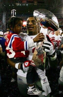GLENDALE, AZ - FEBRUARY 03:  Cornerback Corey Webster #23 of the New York Giants holds the Vince Lombardi Trophy after defeating the New England Patriots 17-14 in Super Bowl XLII on February 3, 2008 at the University of Phoenix Stadium in Glendale, Arizon